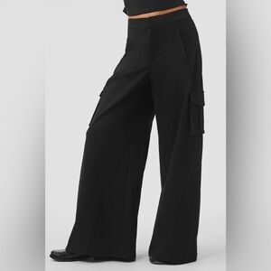 ALO YOGA | ✨NEW✨ Show Off Cargo Wide Leg Trouser (Regular) in Black